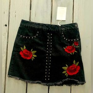 🖤Forever 21 Embroideted Rose Black Denim Mini Skirt with Silver Studs